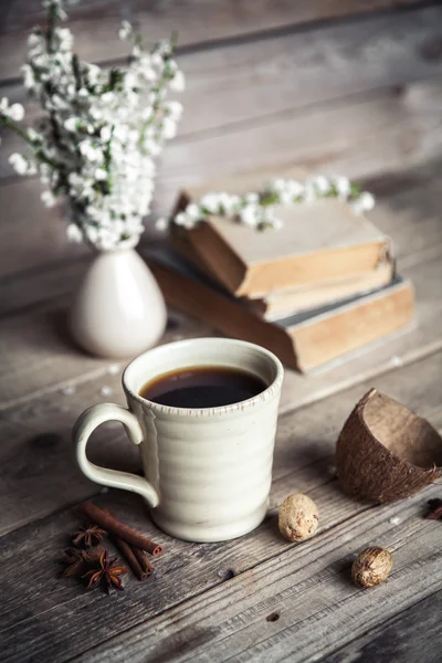 Grote kop koffie op vintage houten achtergrond. Lente bloemen en boeken. — Stockfoto
