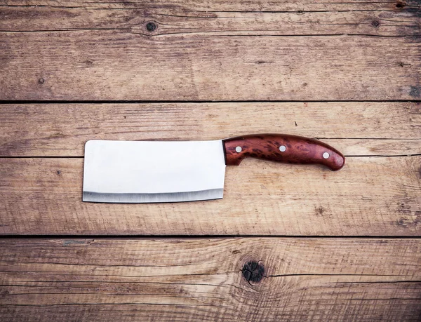 Faca de talho velha, em fundo de madeira. Cozinha, cozinhar . — Fotografia de Stock