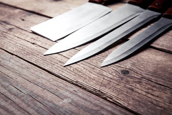 Krásný nože s dřevěnou rukojetí, na starý stůl. Kuchyně, c — Stock fotografie