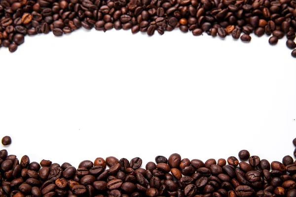 烤咖啡豆隔离在白色的帧 — 图库照片