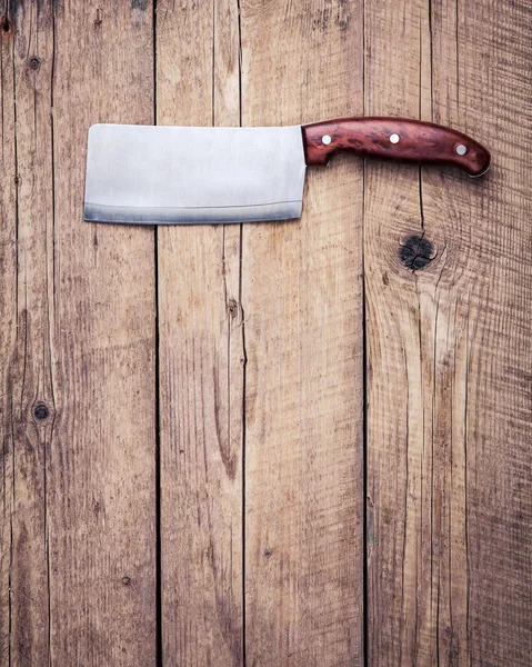 Oude slagersmes, op houten achtergrond. Keuken, koken. — Stockfoto