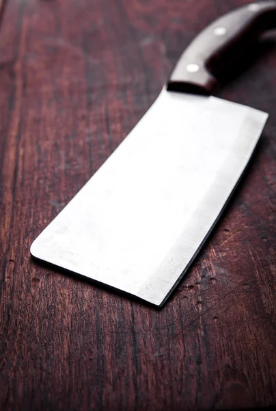 Cuchillo carnicero viejo, sobre fondo de madera. Cocina, cocina . — Foto de Stock