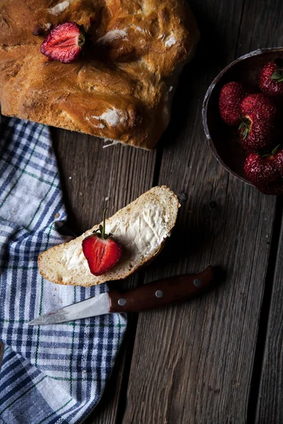 Läcker frukost med jordgubbar och bröd på trä bakgrund. Frukt, mat — Stockfoto