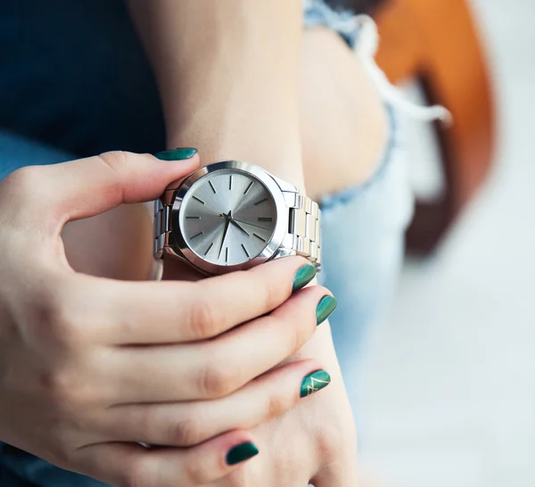 Stylisches Mädchen sitzt in zerrissenen Jeans und grüner moderner Maniküre, br — Stockfoto