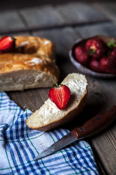 Läcker frukost med jordgubbar och bröd på trä bakgrund. Frukt, mat — Stockfoto