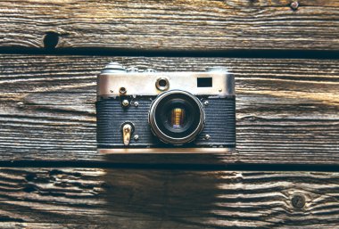 Ahşap arka planda klasik kamera