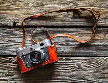 Ahşap masa arka plan, vintage renk tonu Retro kamera