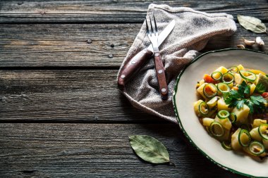 Lezzetli yemekler. Ahşap arka plan üzerinde sebze güveç. Rustik tarzı.