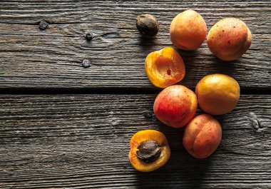 Rustik ahşap zemin üzerine taze organik kayısı. Meyve, yemek