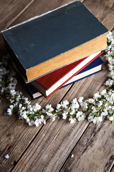 Spring flowering with old books on wooden background. Flowers — Stock Photo, Image