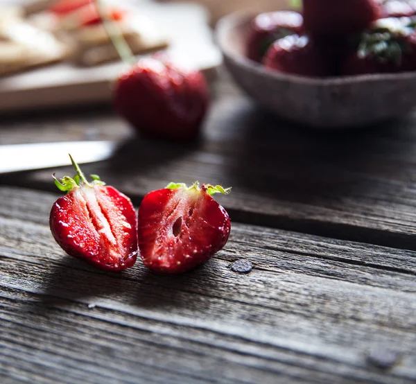 Fruchtiger Toast auf hölzernem Hintergrund. Erdbeeren, Brot, Butter und Käse im Vintage-Stil — Stockfoto