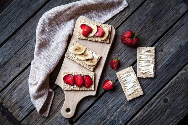 Ahşap arka plan meyveli tost. Çilek, ekmek, tereyağı bir — Stok fotoğraf