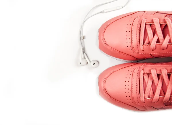 Baskets roses sur fond blanc avec écouteurs. Entraînement. Le sport — Photo