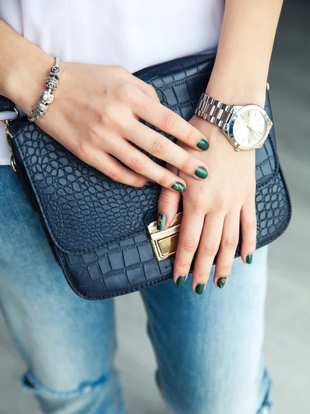 Modernes Mädchen mit grünem Nagellack und einer trendigen Tasche in stylischem j — Stockfoto