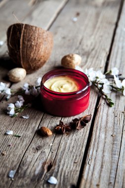 Organik Kozmetik. Kiraz çiçekleri ile krem ahşap fotoğraf.