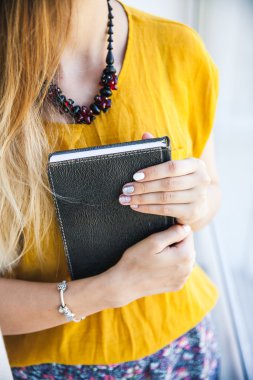 bir kitap ve trendy manikür şık güzel kız. Moda, eğitim, bakım