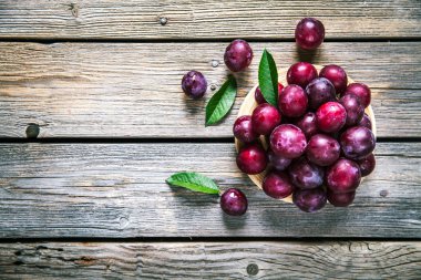 Erik karanlık kartı ile eski plaka. Üstten Görünüm. Meyve arka plan metin için yer ile. Bahçe, tarım, hasat kavramı.