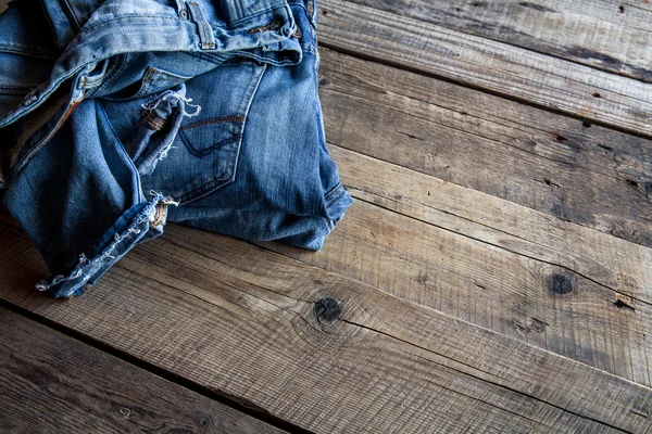 Jeansy na drewniane tła. Moda, odzież, styl życia. — Zdjęcie stockowe