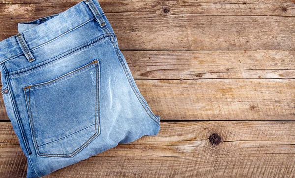 Kinderkleidung, Jeans in Holzform. Kleidung, Stil, Mode — Stockfoto