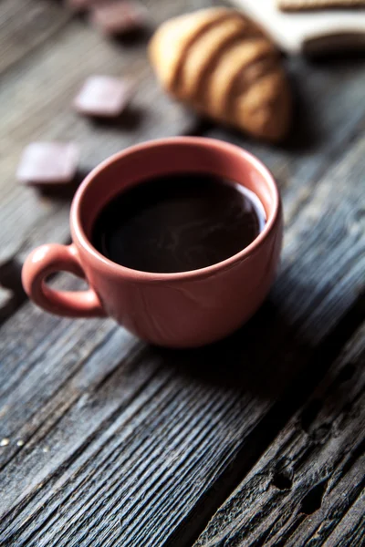 Heerlijk ontbijt met een kopje koffie en fruit broodjes, croissants. Aardbeien, chocolade, eten, drinken. — Stockfoto