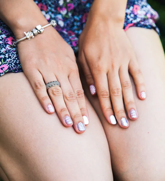 Nahaufnahme der Hände einer Frau, die den Ring zeigt. trendiger Jugendstil. Pflege, Mode. Maniküre Gel — Stockfoto