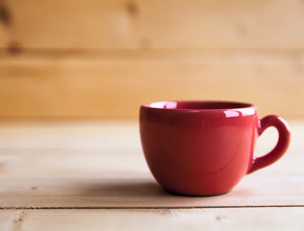 Taza de café rojo en mesa de madera —  Fotos de Stock