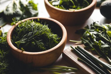 Yeşil sebzeler ve meyveler, avokado, limon, lahana, maydanoz, salatalık, dereotu, soğan, salata, ıspanak.