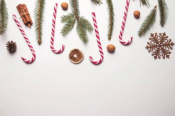 Julens sammansättning. Röda dekorationer, gran grenar på vit bakgrund. Jul, nytt år — Stockfoto