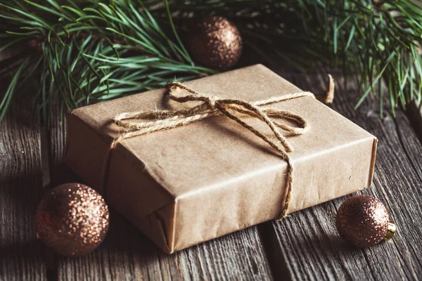Natale e Capodanno sfondo con ramo, decorazioni e regali avvolti in carte artigianali. — Foto Stock