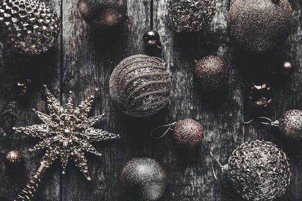 Natal ou Ano Novo rústico fundo de madeira com decorações de brinquedo, vista superior, espaço de cópia — Fotografia de Stock