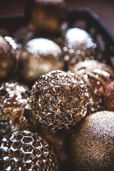 ヴィンテージクリスマス、新年のおもちゃと茶色の木製テーブルのバスケットの装飾、コピースペース — ストック写真