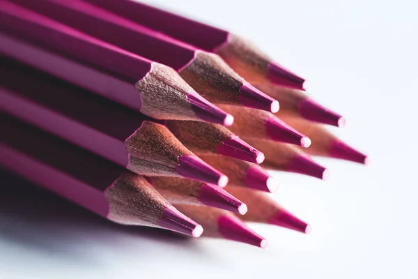 Rosa pennor på vit bakgrund. Kontor, teckning. — Stockfoto