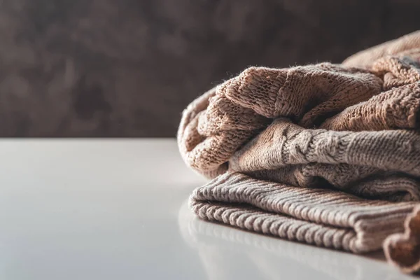 Una pila di maglioni lavorati a maglia, il concetto di calore e comfort, hobby, sfondo, primo piano — Foto Stock