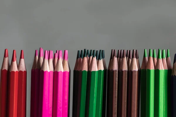 Rita färgglada trä pennor i rad regnbåge på den grå bakgrunden. Ritning, hobby, yrke — Stockfoto