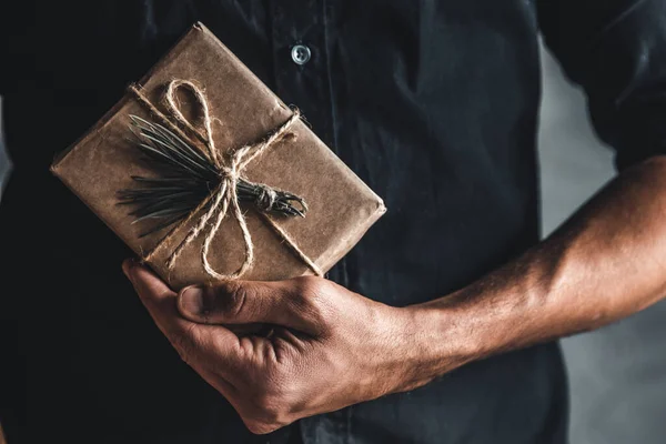 Uomo in possesso di una scatola regalo — Foto Stock