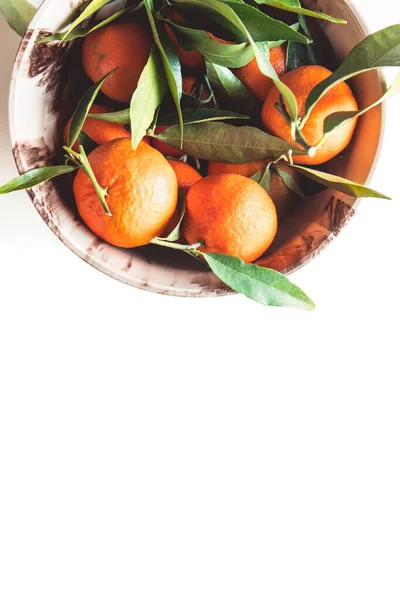 Tangerines sur plaque circulaire et fond blanc — Photo
