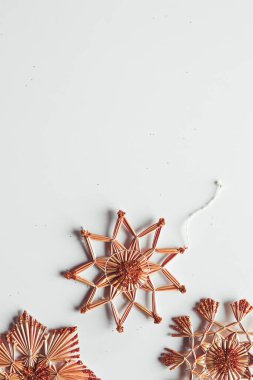 Beyaz arka planda Yeni Yıl oyuncakları