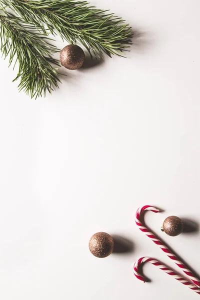 白い背景にクリスマスの装飾、キャンディストライプのお菓子 — ストック写真