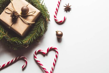 Hediye kutusu paketlenmiş, arka planı kapalı el işi kağıt.