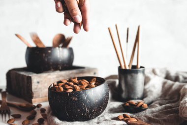 İçinde badem olan hindistan cevizi kaseleri. Sağlıklı yemek.