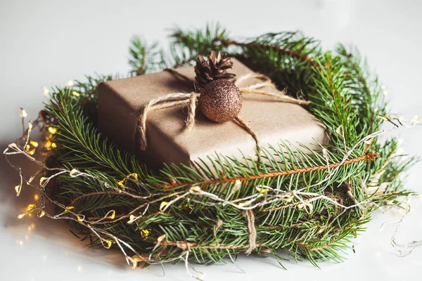 Regalo in carta artigianale in una corona di alberi di Natale. mood natalizio, Capodanno — Foto Stock