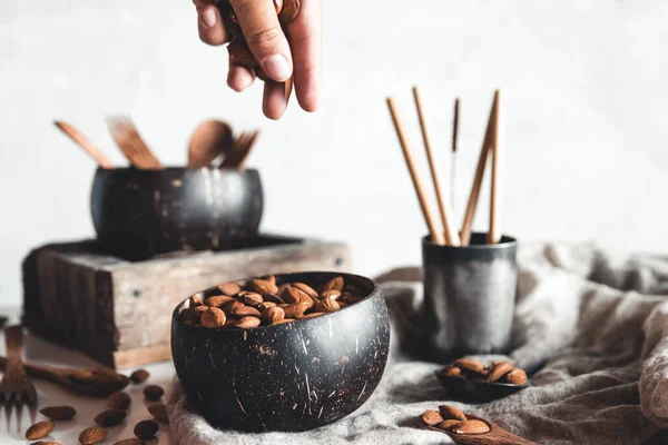 Cuencos de coco que contienen almendras. Alimento saludable — Foto de Stock