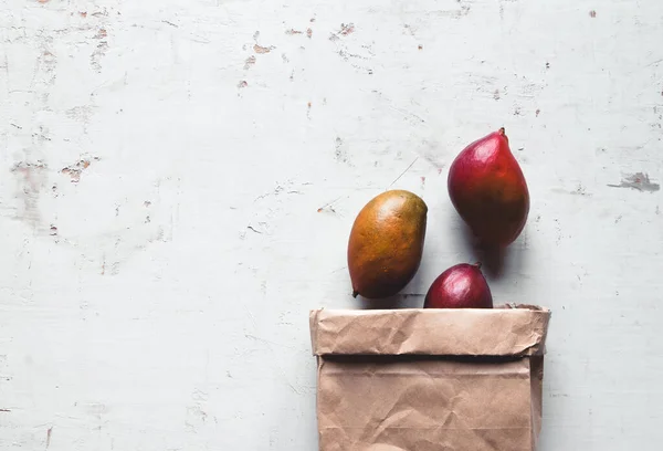 Manga em um saco de papel marrom. Alimentação saudável, estilo de vida saudável. — Fotografia de Stock