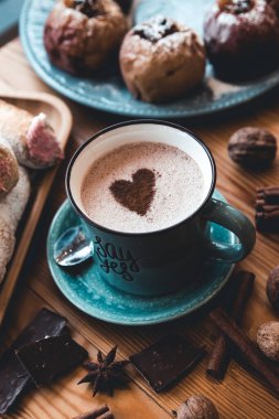 Turkuaz kahve, gri arka planda tarçın çubukları ve noel süslemeleri.