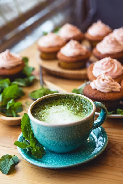 Matcha te med kakor — Stockfoto