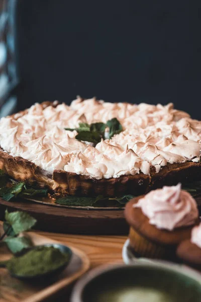 Baiser und Cupcakes — Stockfoto