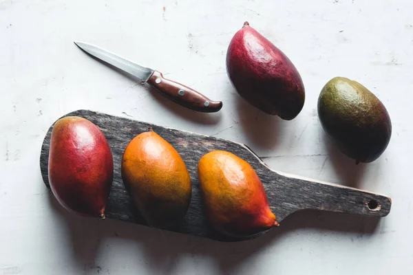 Спелые манго на доске — стоковое фото