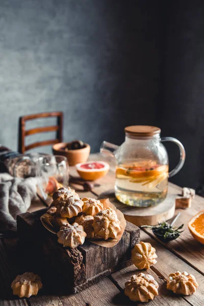 Smaczne ciasta z gorącą herbatą z plastrami świeżych grejpfrutów na drewnianej tabletce. Zdrowy napój, Eco — Zdjęcie stockowe