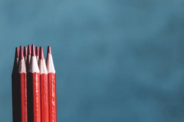 Crayons de dessin rouge isolés — Photo
