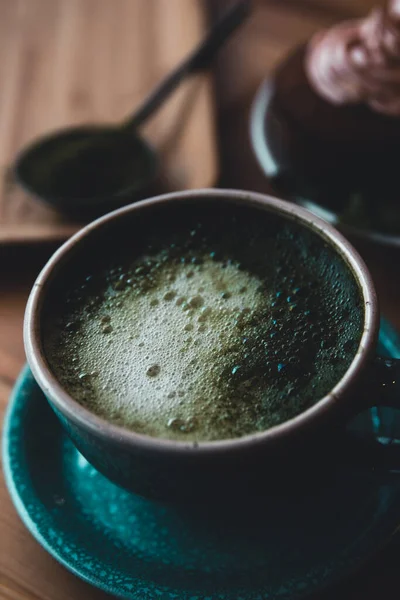 Matcha-Tee mit Kuchen — Stockfoto